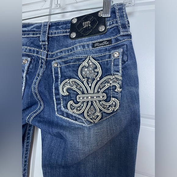 Miss Me Fleur de Lis Sequin Studded Rhinestones Cuffed Cropped Capri Jeans Low - Picture 4 of 8